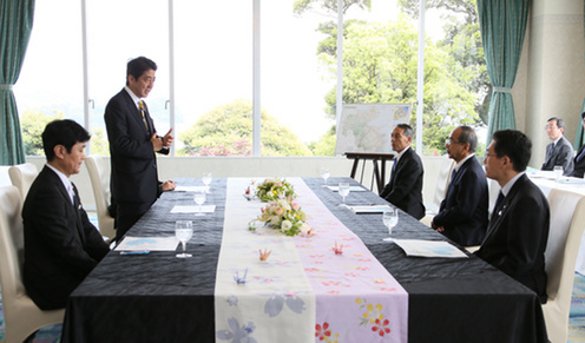 Prime Minister Abe conversing with Oita Prefecture Governor Hirose and others